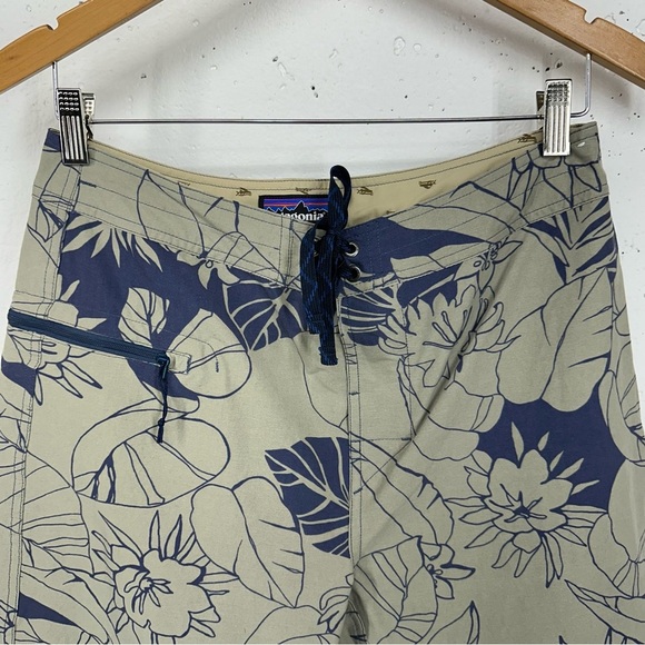 Patagonia Men’s size 32 Wavefarer Gray And Blue Floral Board Shorts - Picture 2 of 9